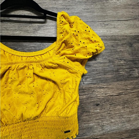 Hollister Yellow Smocked Eyelet Crop Blouse Size Medium - Picture 4 of 7